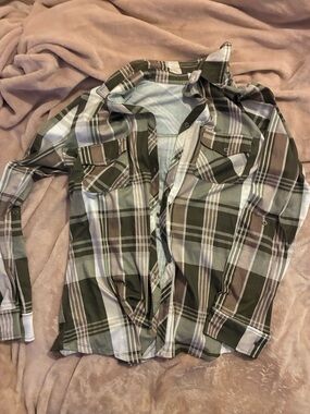 💰5/$10 Women’s Olive and Brown Plaid Button-Up Shirt